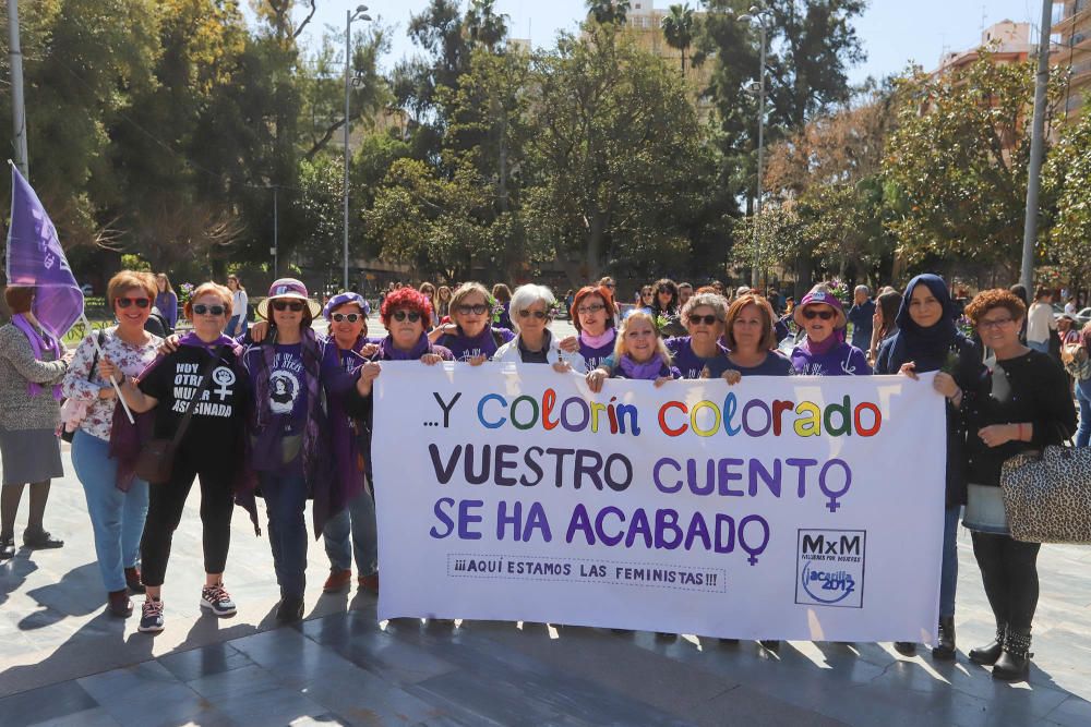 La reivindicación feminista del Día Internacional de la Mujer ha tenido como punto de reunión en Orihuela la Glorieta de Gabriel Miró