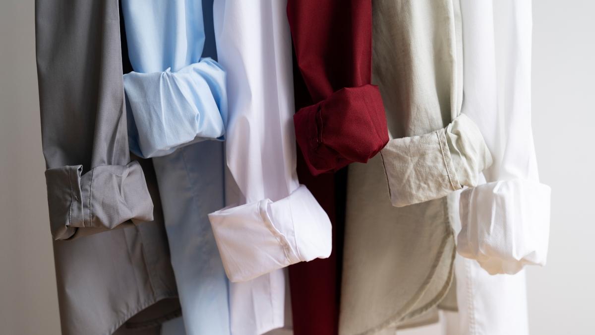 Camisas arrugadas y guardadas en un armario