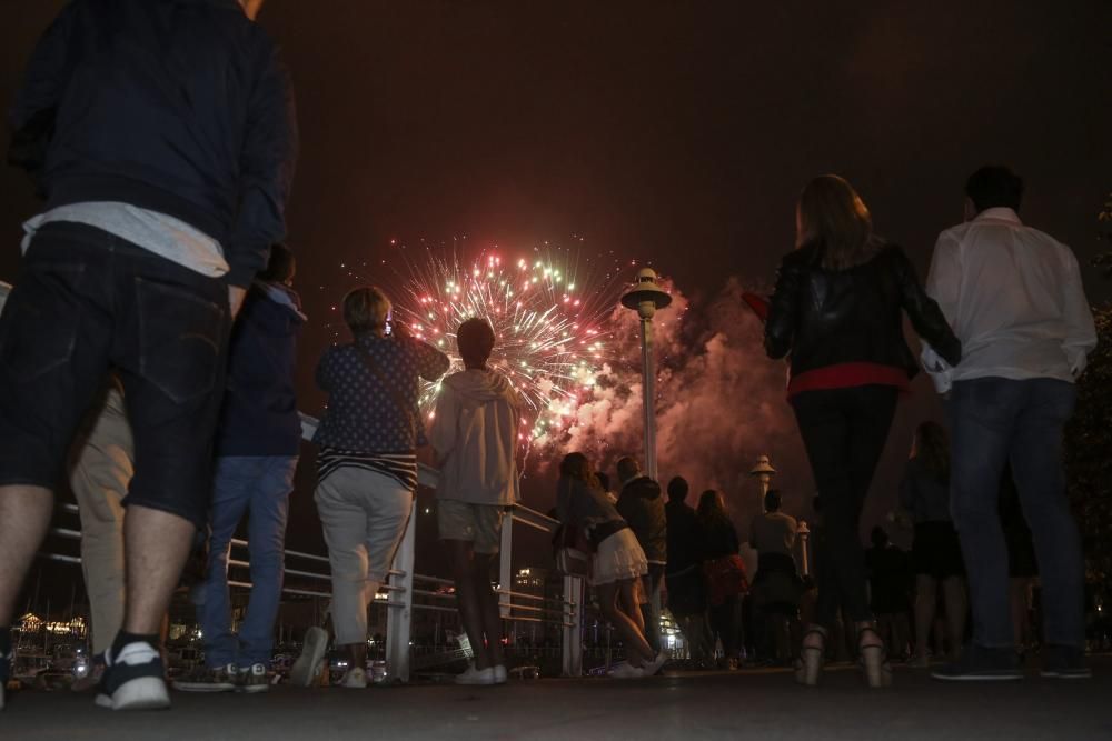 Espectáculo pirotécnico en las fiestas de Begoña, en Gijón.