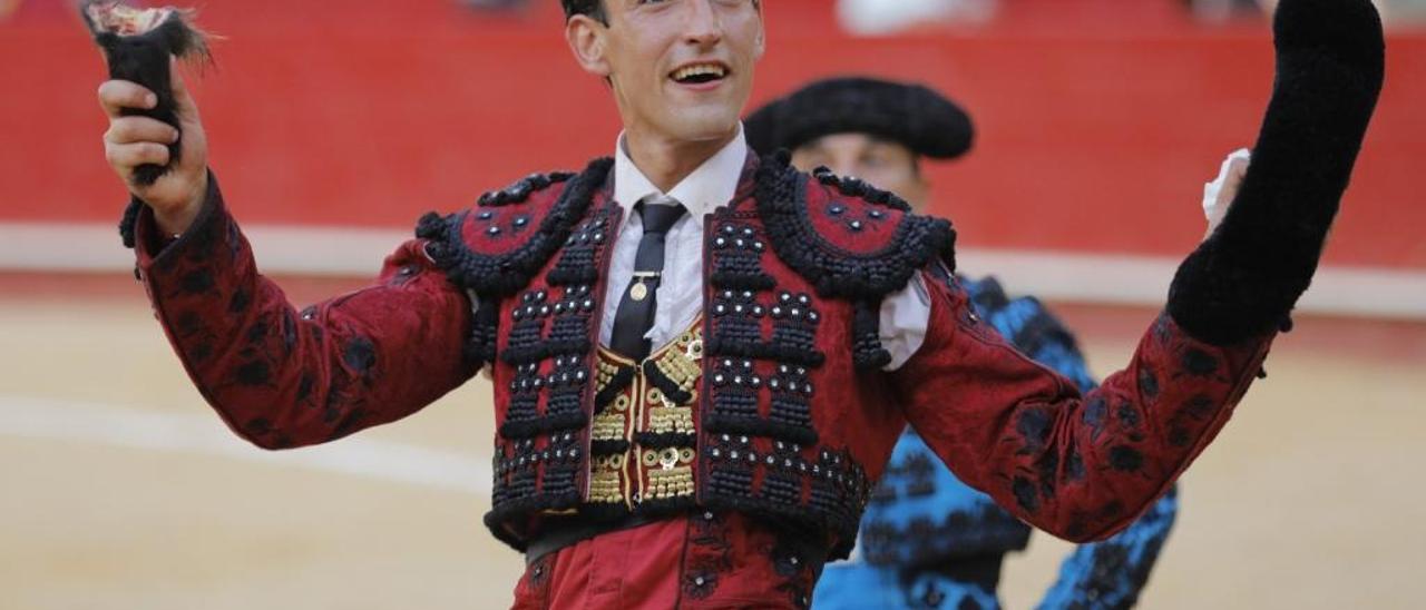 El torero valenciano, decidido, valiente y firme, en el inIcio de faena al primer ejemplar del festejo.