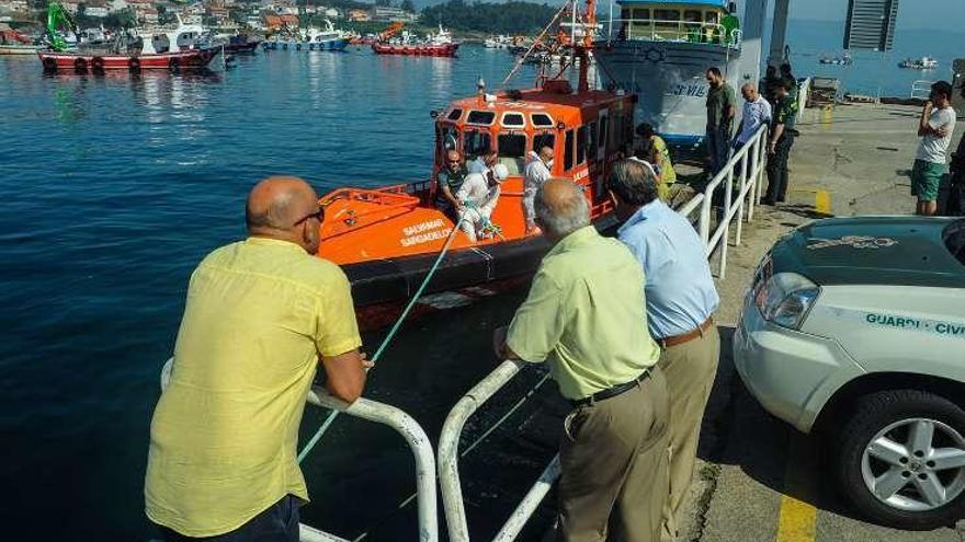 Hallan el cadáver de una vecina de A Illa flotando en el mar cerca de su casa