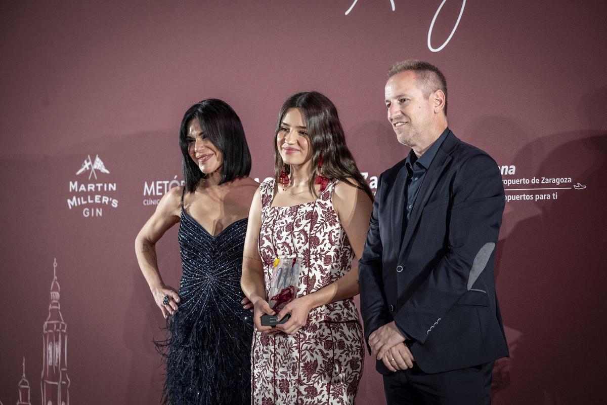 La joven 'influencer' Teresa Sanz se ha hecho con el Premio Talent que le han entregado la doctora Mery Lamah, directora médica de Metódyca, y el director de EL PERIÓDICO DE ARAGÓN, Ricardo Barceló.
