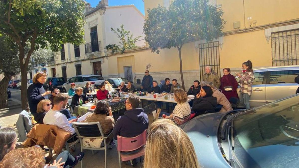 Comida de hermandad de un grupo de vecinos del barrio. | R.L.V.