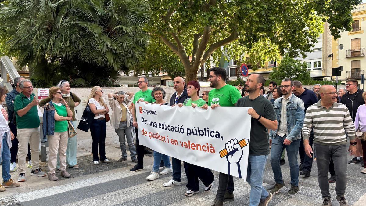 Cargos de Compromís en la manifestación de respaldo a la huelga educativa en Ontinyent.