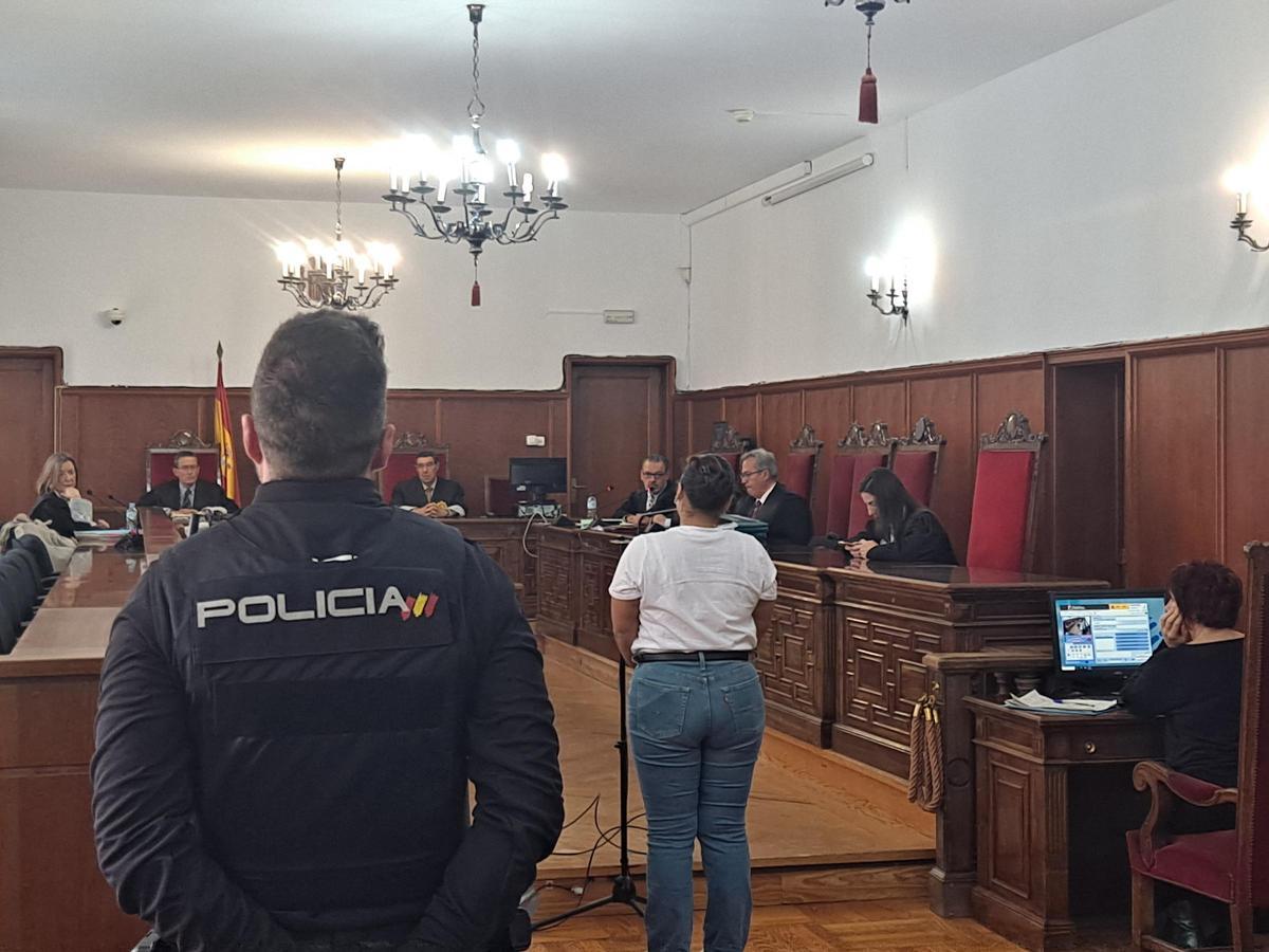 La acusada, en el turno de última palabra, durante el juicio en la Audiencia de Badajoz.