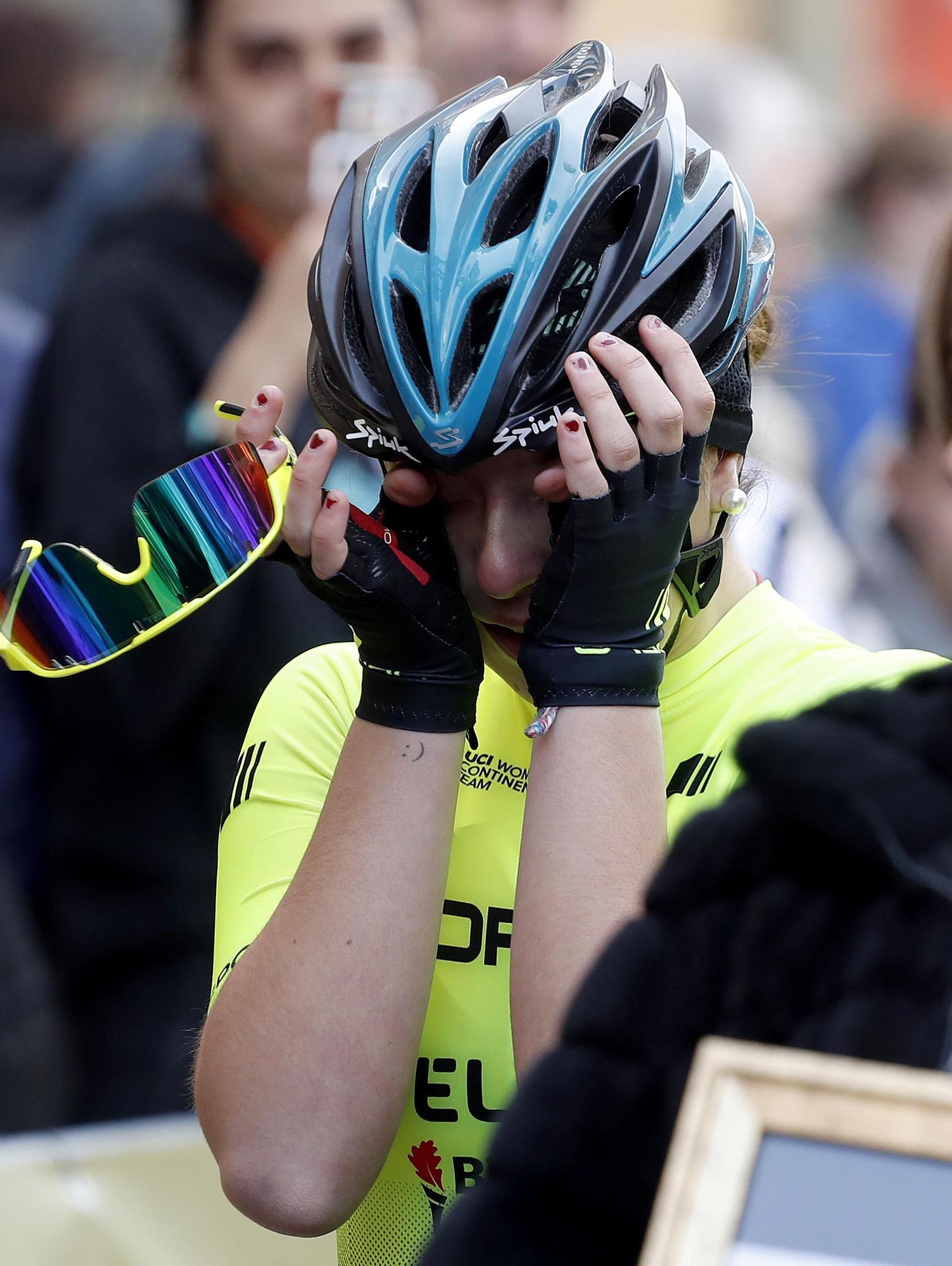 Salida de la primera etapa de la Setmana Ciclista femenina