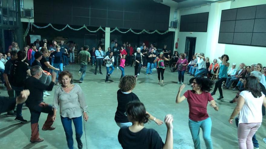 El folklore berguedà es reuneix i convida a descobrir cançons