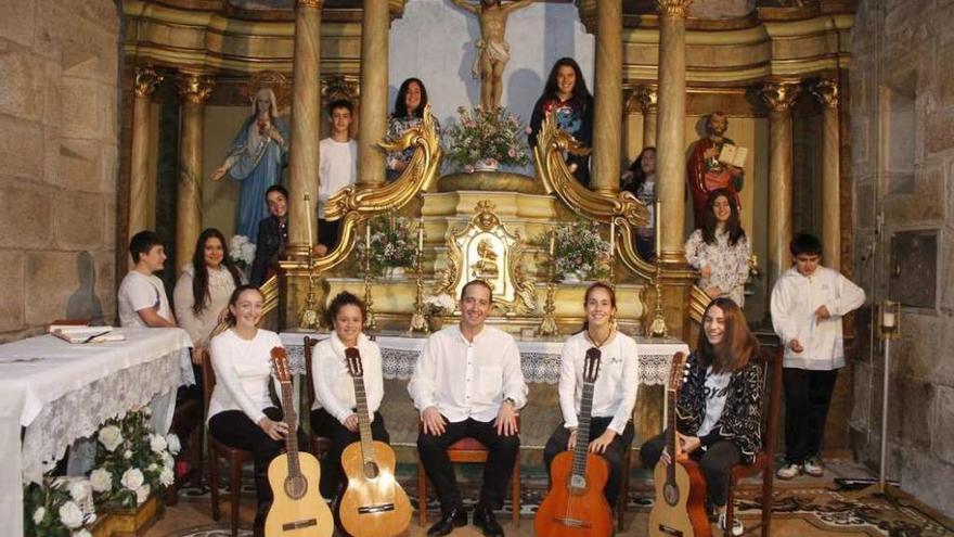 El nuevo coro juvenil de Domaio en la iglesia parroquial de San Pedro. // Santos Álvarez