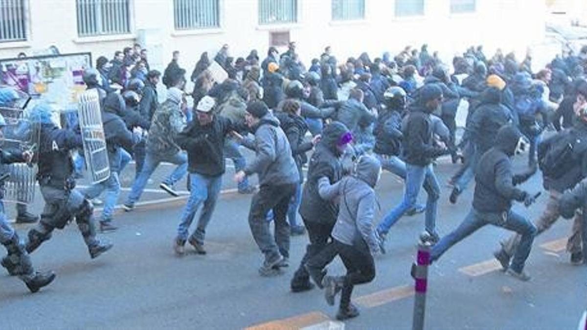 Choques 8 La policía y los manifestantes se enfrentan en las calles romanas de la Universidad La Sapienza, ayer,