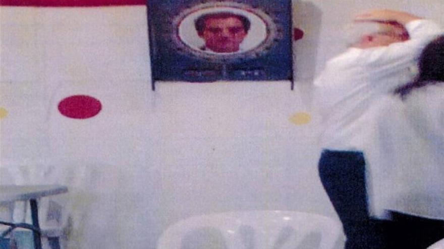 Colocan un retrato del alcalde de Córdoba en una diana en la caseta del PCA en Santa Cruz