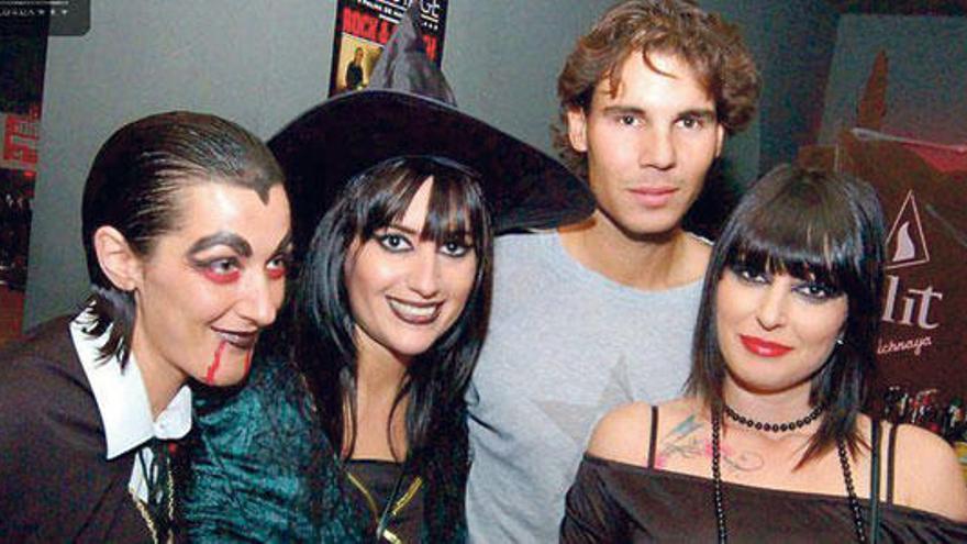 Nadal posa con tres chicas en el Backstage.