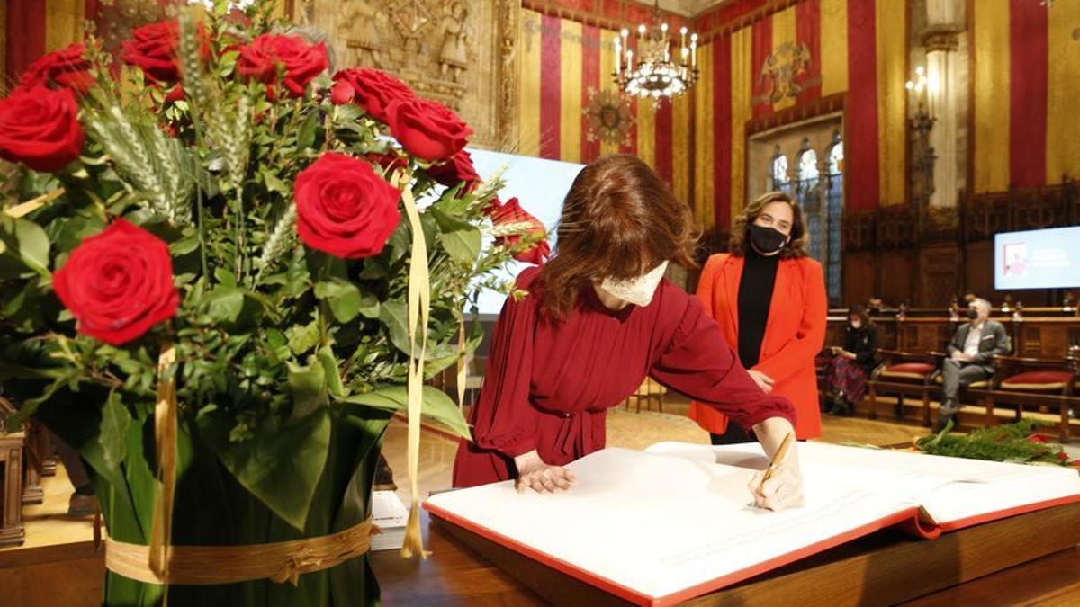 Irene Vallejo firma el libro de honor del Ayuntamiento de Barcelona el día del Pregón de la Lectura de Sant Jordi 2021.