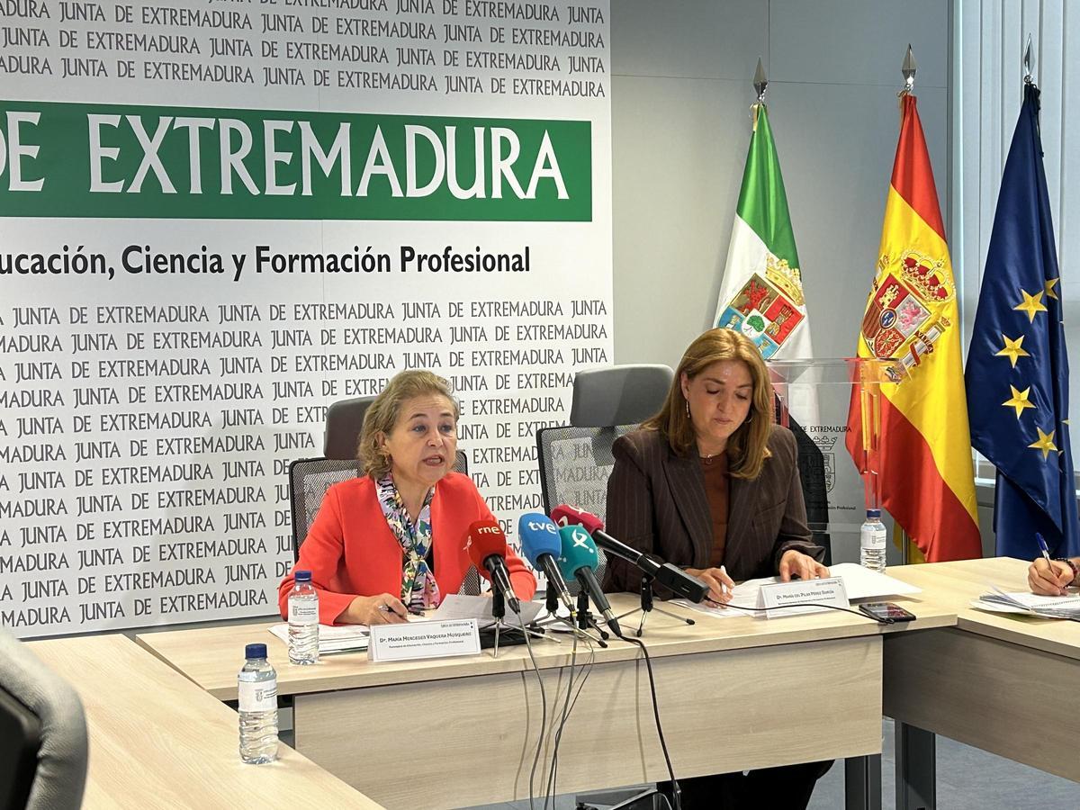 La consejera de Educación, Mercedes Vaquera, y la secretaria general de Educación y Formación Profesional, María del Pilar Pérez, esta mañana en rueda de prensa.