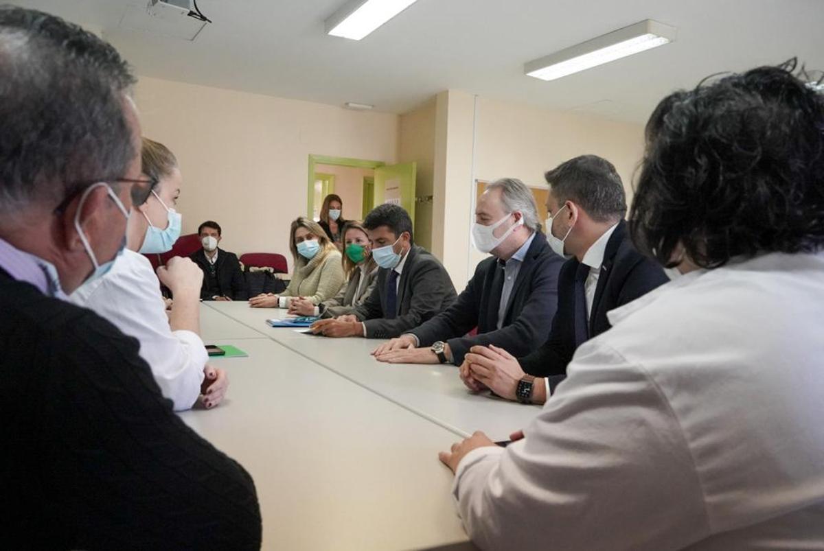 Mazón, Fabra, Barrachina y Carrasco, en la reunión con la junta del personal del Hospital General de Castelló