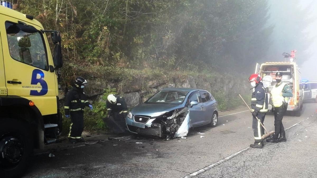 Los bomberos intervienen en el accidente de Tineo