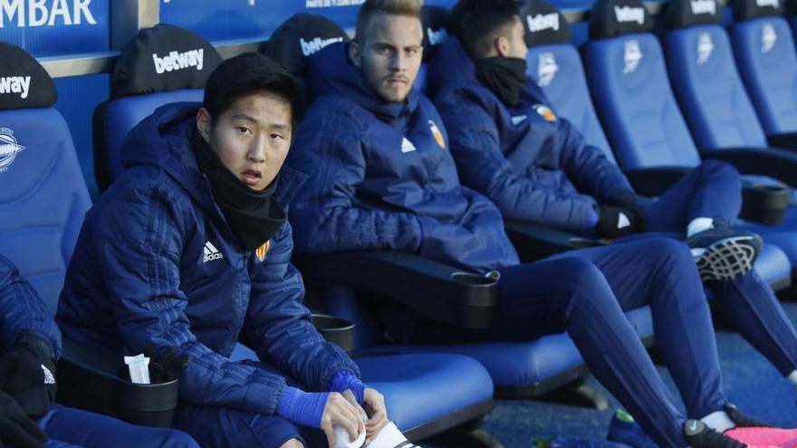 Kang In Lee, en el banquillo de Mestalla en enero pasado.