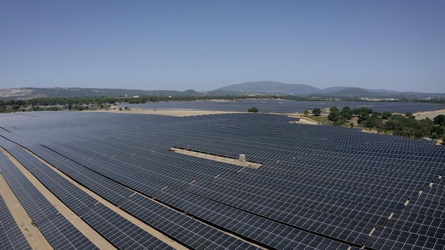 Extremadura no gravará a las eléctricas en materia de renovables