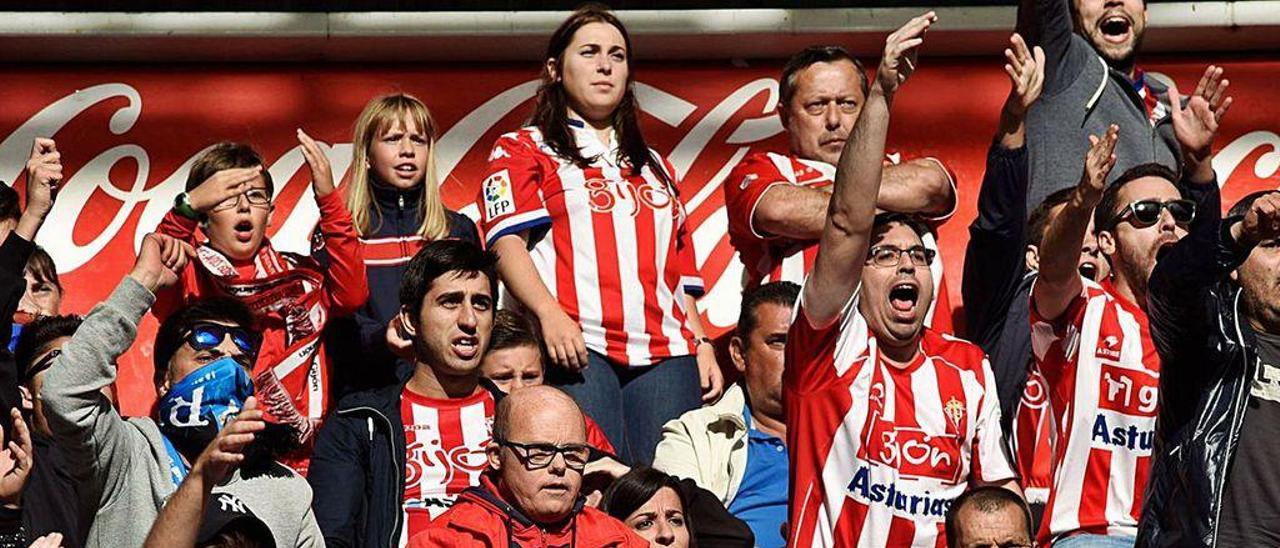 Aficionados del Sporting y el Oviedo, en el derbi de El Molinón de septiembre de 2017.