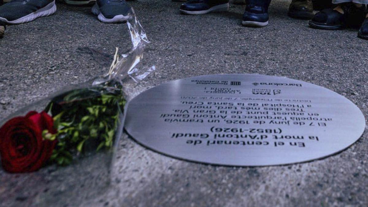 Inauguració de la placa on va ser atropellat Gaudí a la Gran Via. | JORDI OTIX