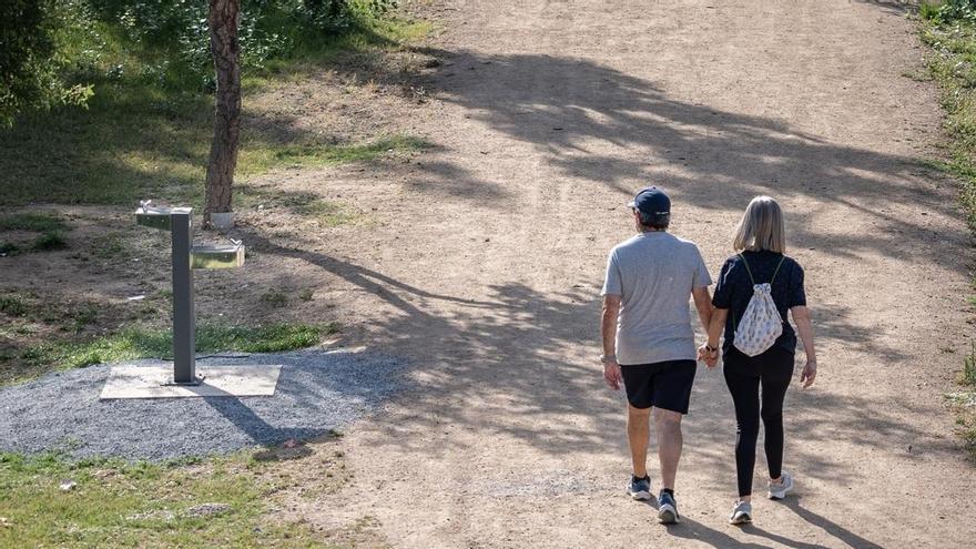Cambio en el mobiliario urbano de Mérida: 790 bancos, fuentes, papeleras y aparcabicicletas para sus parques