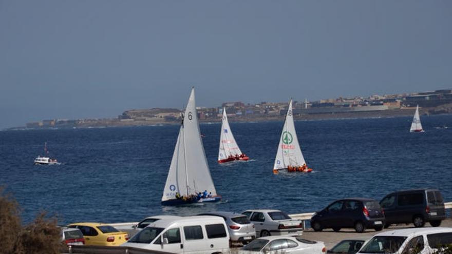 &#039;Santa Catalina&#039; (6), &#039;Guerra del Río&#039; (38) y &#039;Portuarios&#039; (24) navegan cerca de la costa (La Puntilla).