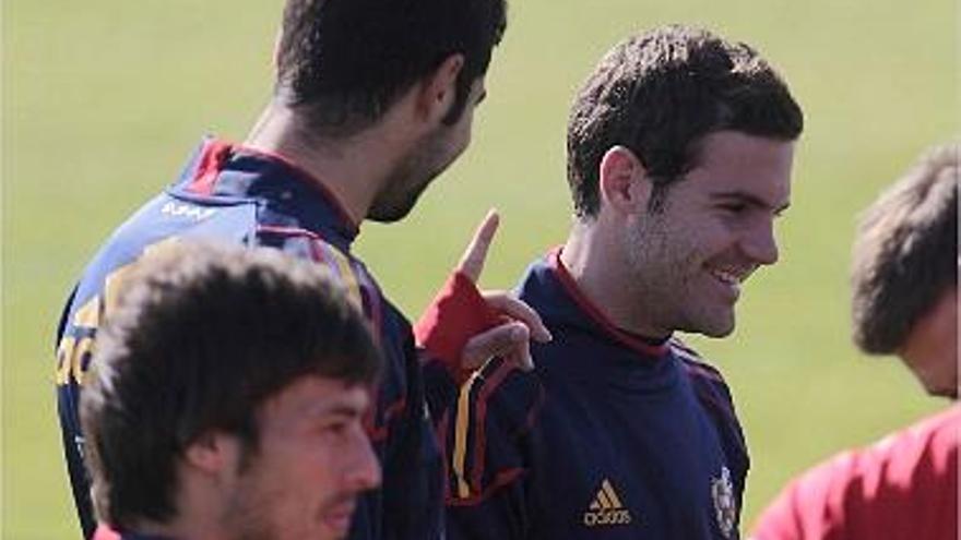 Silva, Albiol y Mata, en el entrenamiento de ayer.