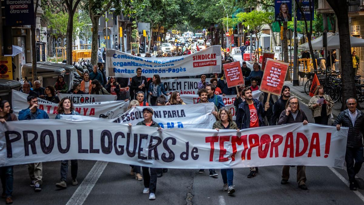 Los vecinos de Tarragona 84 avisan con pancartas a los turistas del daño que causan