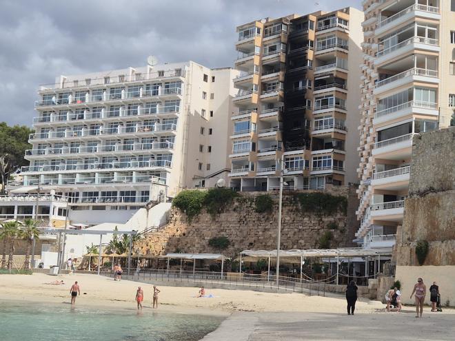 Mueren dos personas en un incendio en un bloque de viviendas de Magaluf, en imágenes