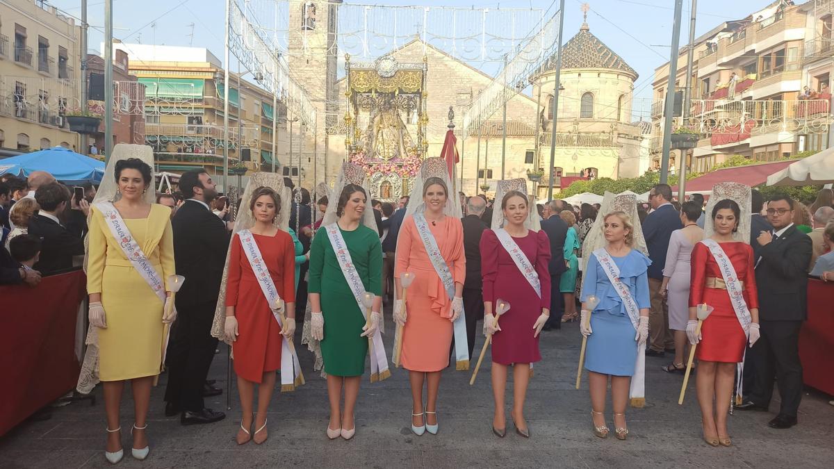 La Aracelitana Mayor y su corte de damas, durante la procesión de este domingo.