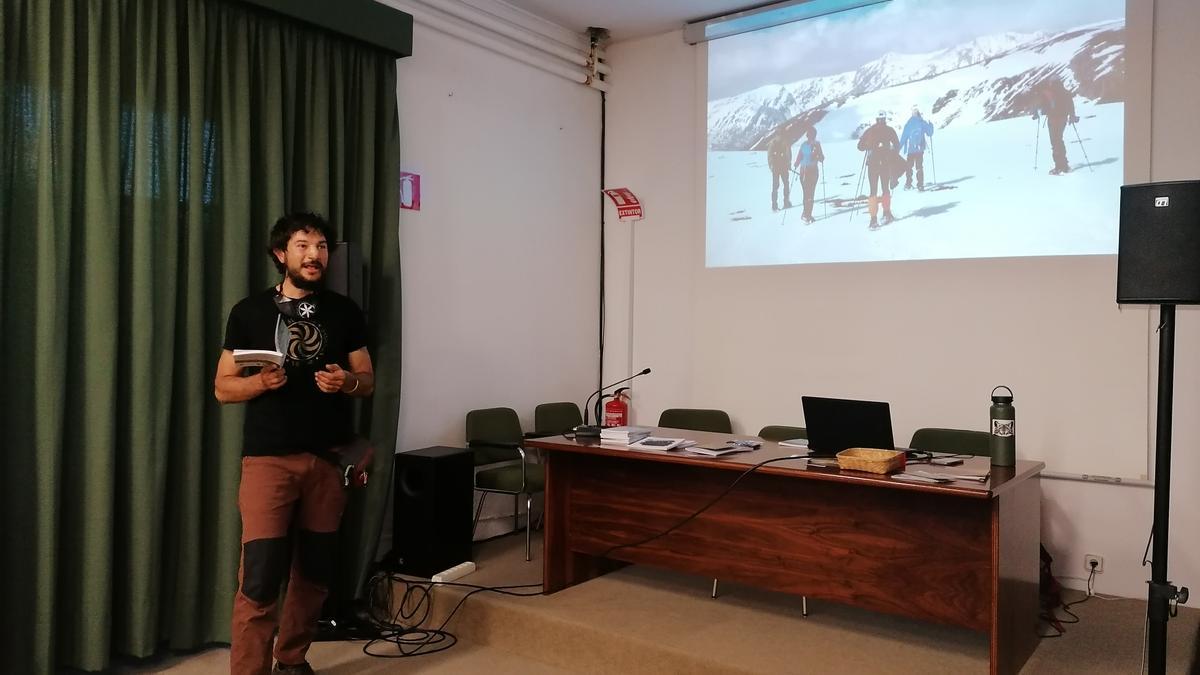 El geógrafo ambiental y montañero desgrana el contenido de su obra sobre Trevinca