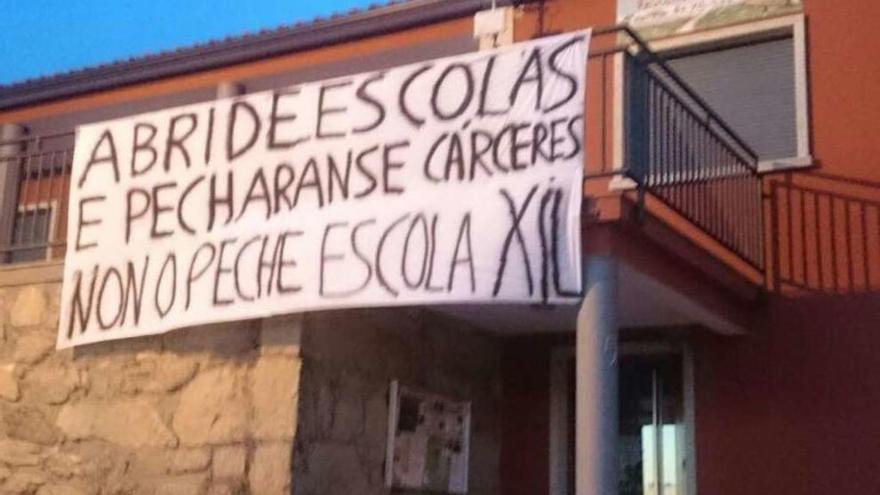 Pancarta gigante colocada ayer en el colegio de Xil (Meaño). // Faro