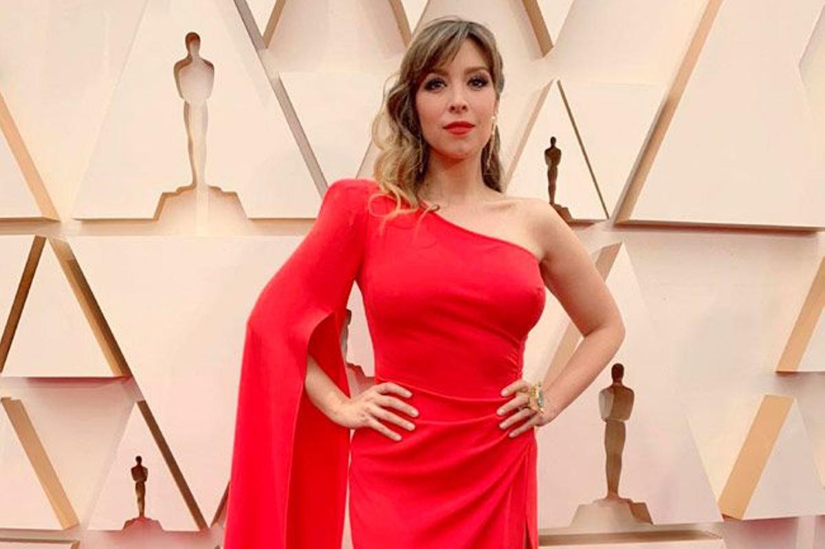 Gisela en los Premios Oscar 2020 con vestido rojo de Tot-Hom