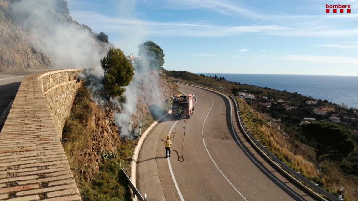 Els Bombers treballant en l&#039;extinció de l&#039;incendi -