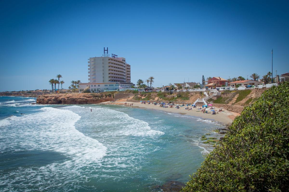 Cala Cerrada, en La Zenia, permanecerá cerrada hasta que se restablezca la calidad del agua