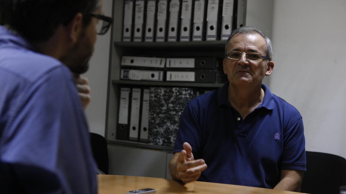 L'escriptor Luis Rodríguez durant una entrevista amb 'Mediterráneo'. Imatge d'arxiu.