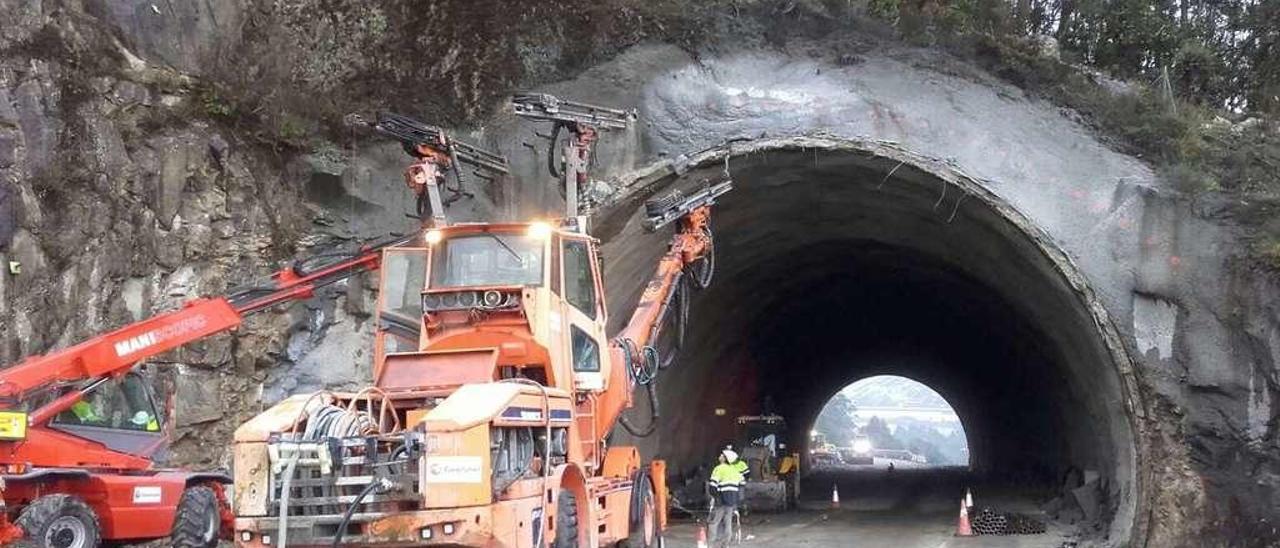 Trabajo, ayer mismo, para instalar los soportes de los emboquilles en la cara oeste del túnel de Domaio. // Gonzalo Núñez