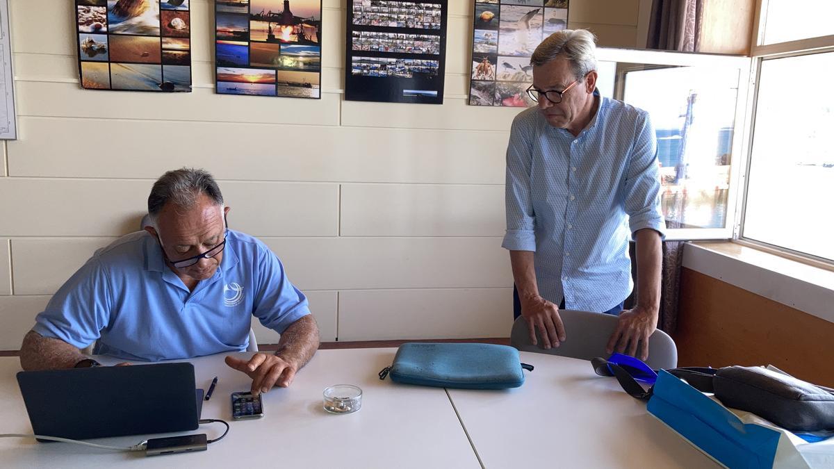 Antoni Abad i Antoni Falcó, conversen sobre els actes del centenari de la Confraria de Pescadors de Roses