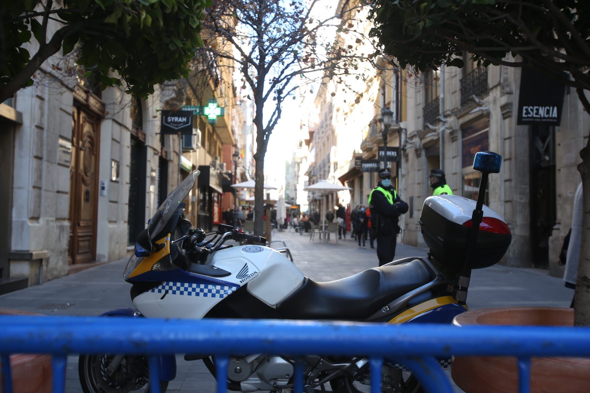 El repunte del covid y los controles policiales no frenan la “Tardevieja” en Alicante