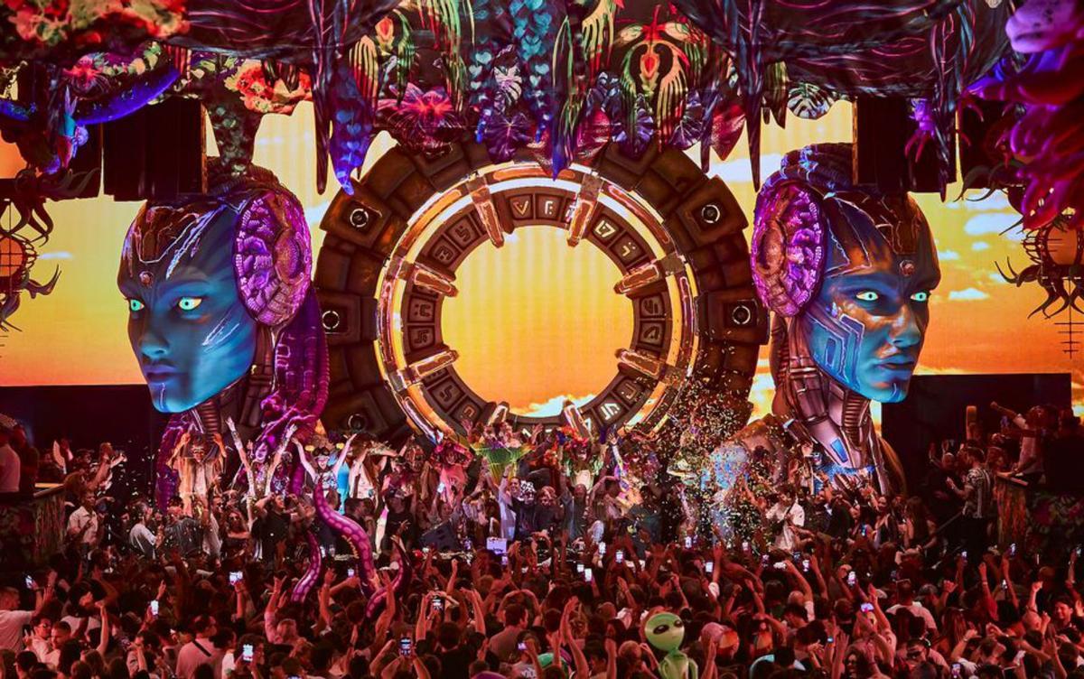 La pista de [UNVRS] se llena de luz y color con elrow. | [UNVRS]