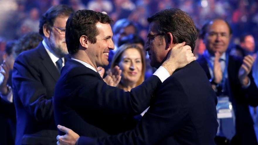 Pablo Casado felicita a Feijóo, tras su discurso, en presencia de Rajoy y Pastor. // Efe