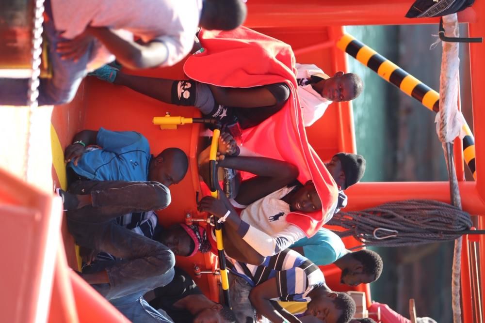 Inmigrantes esperando ser desembarcados en el Puerto de Málaga.