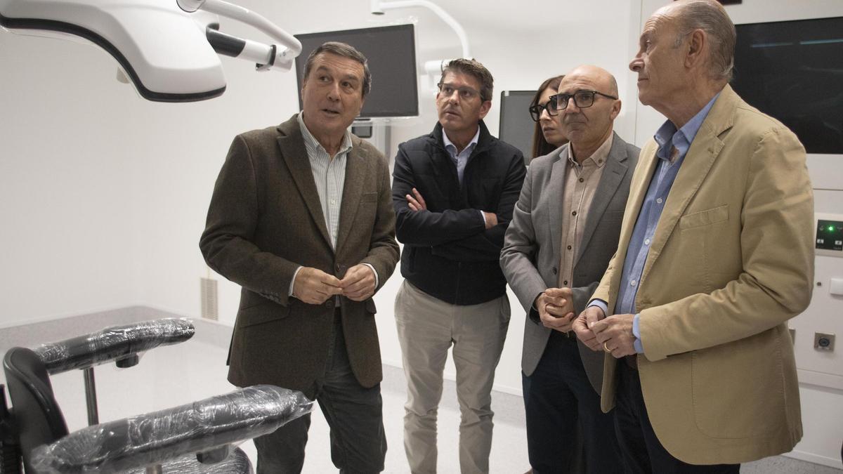 El conseller de Sanidad, Marciano Gómez, en su visita al nuevo hospital de Ontinyent