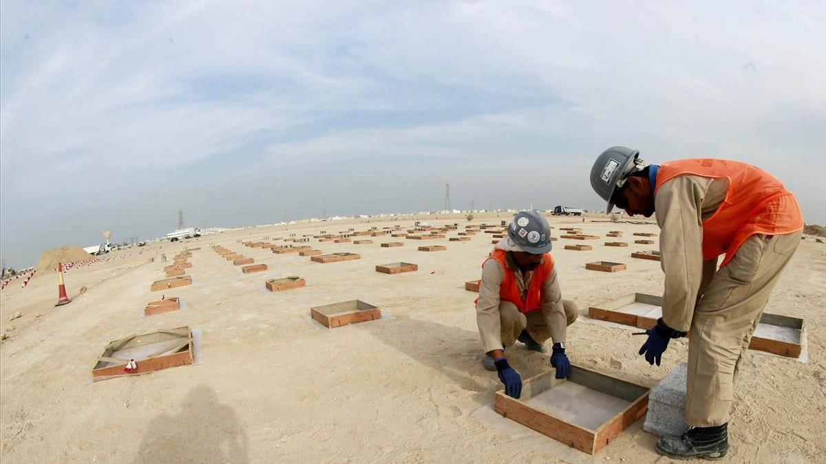 Dos de los 79 trabajadores que participan en la construcción del estadio Al Wakrah