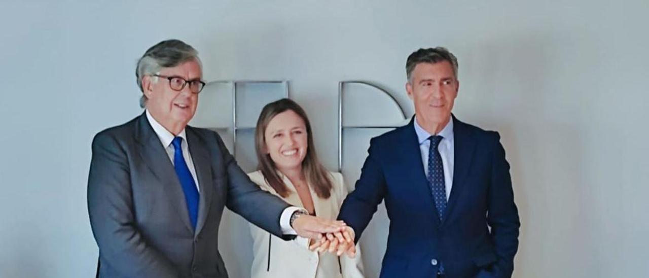 Por la izquierda, Juan Manuel Vieites, María Calvo y Luis Javier Cepedano, estrechando sus manos, tras la reunión que mantuvieron en la sede de la Federación Leonesa de Empresarios. | J. A. A.