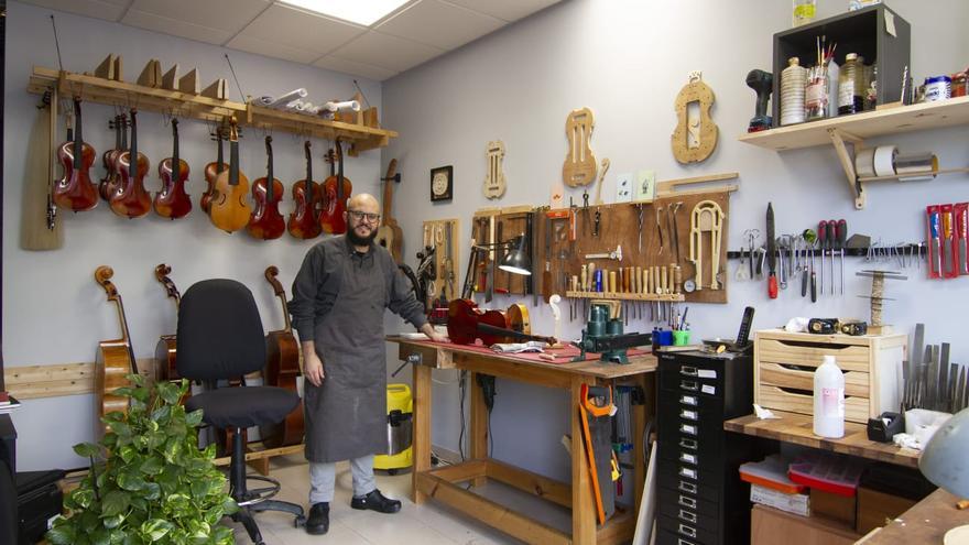 Los viejos oficios: Adrián Martínez Pereiro, artesano luthier
