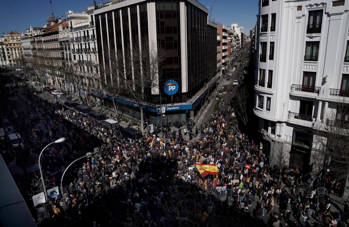 Miles de manifestantes cortan la calle Génova al grito de “Casado dimisión”