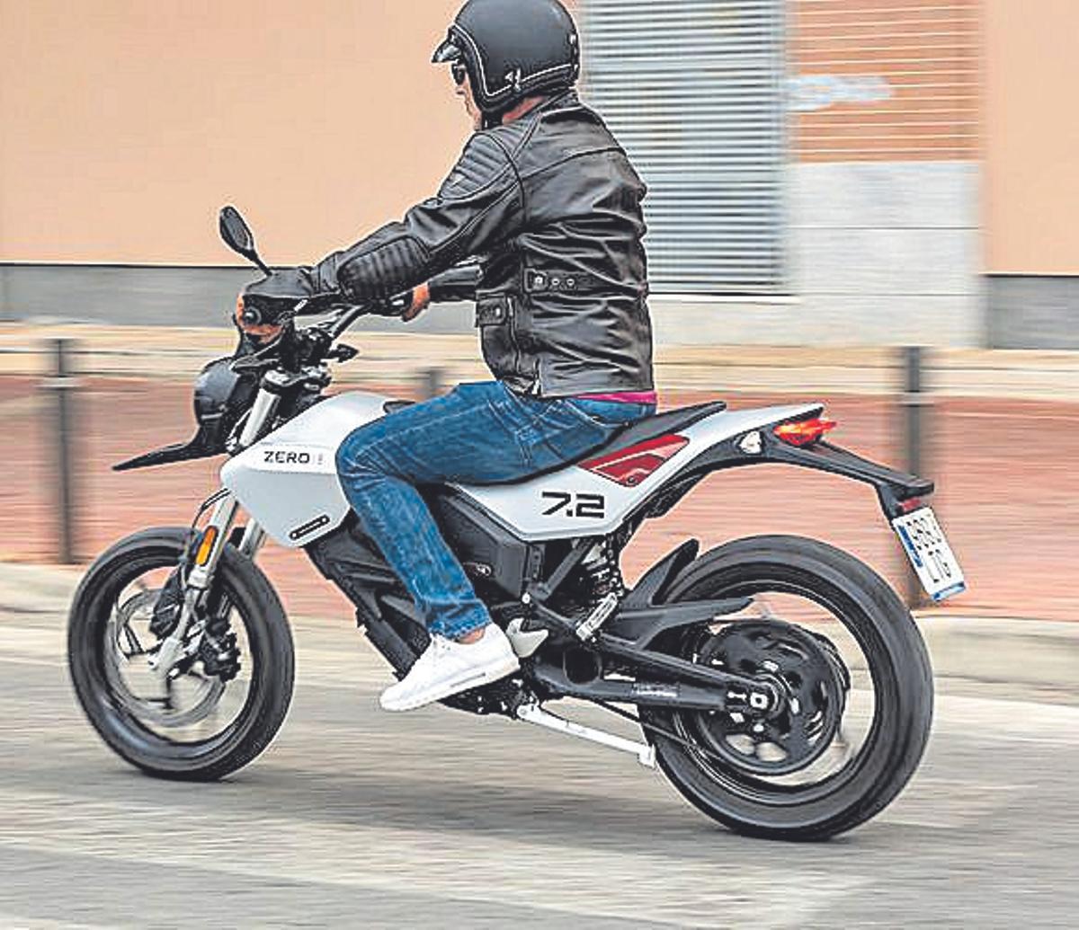 Con respuesta, aspecto y tacto de moto grande y una calidad de materiales, componentes y acabados de primer orden, la Zero FXE 7.2 está en otro nivel respecto a las 125 tradicionales