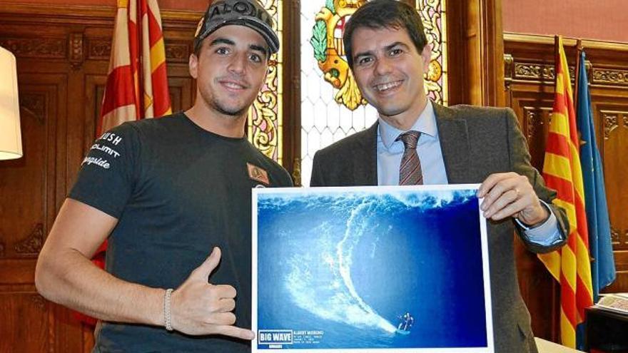 Albert Moreno i l&#039;alcalde d&#039;Igualada, Marc Castells, amb una fotografia on surfeja sobre una monstruosa &#039;jaws&#039;