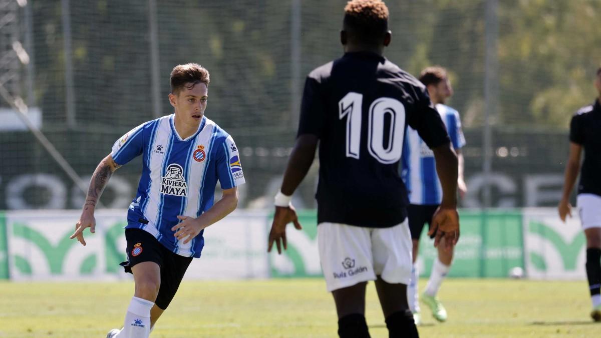 Pol Lozano, durante el amistoso ante la Balompédica Linense