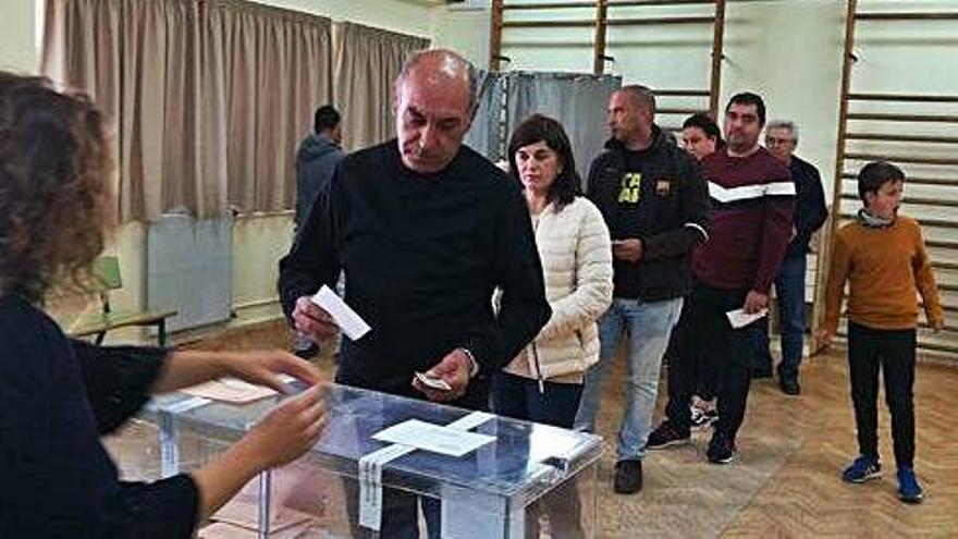 Votaciones en una de las mesas del colegio Mestre Lluís Andreu en Sant Francesc.